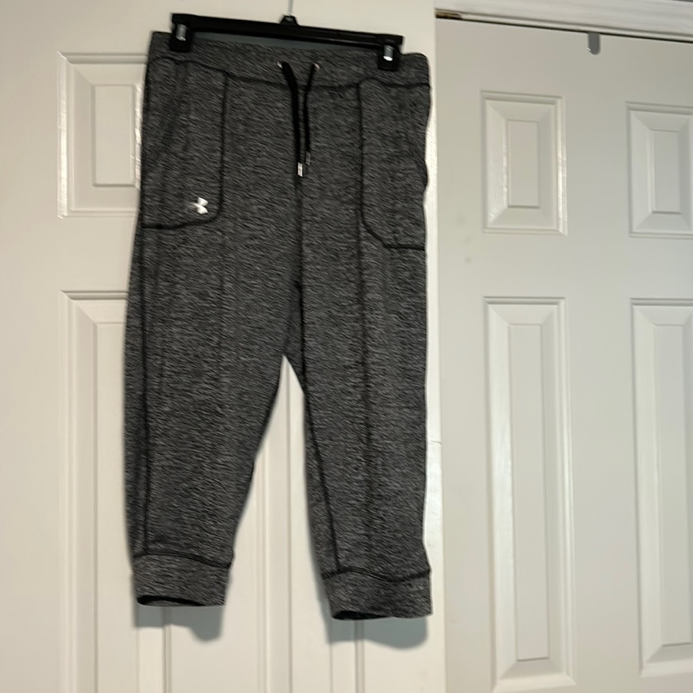 UnderArmour cropped gym pants